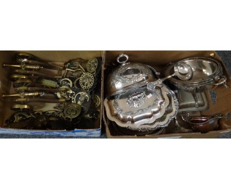 Two boxes of metalware to include: various horse brasses, fox shaped door knocker, brass model cannons on wooden stands, vari