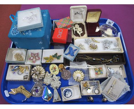 Vintage and Modern Costume Brooches, necklaces, bangle, earrings etc :- One Tray 