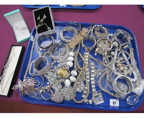 Assorted Modern Costume Jewellery, including bracelets and bangles, diamanté, hair comb and hair clip etc :- One Tray 