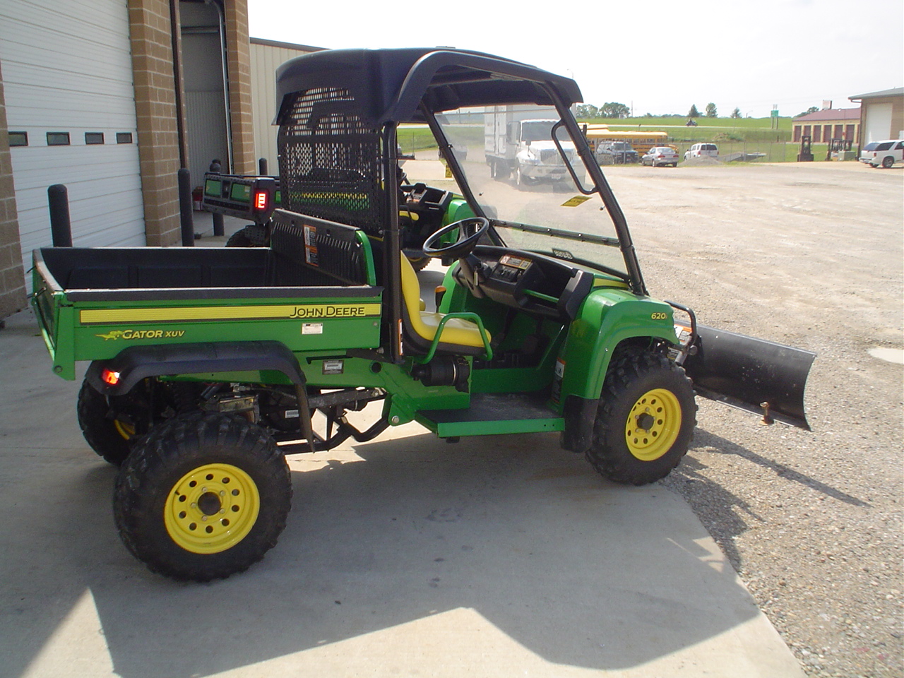 JOHN DEERE XUV 6251 GATOR W/SNOW PLOW & WINDSHIELD, 4X4, 192 HRS