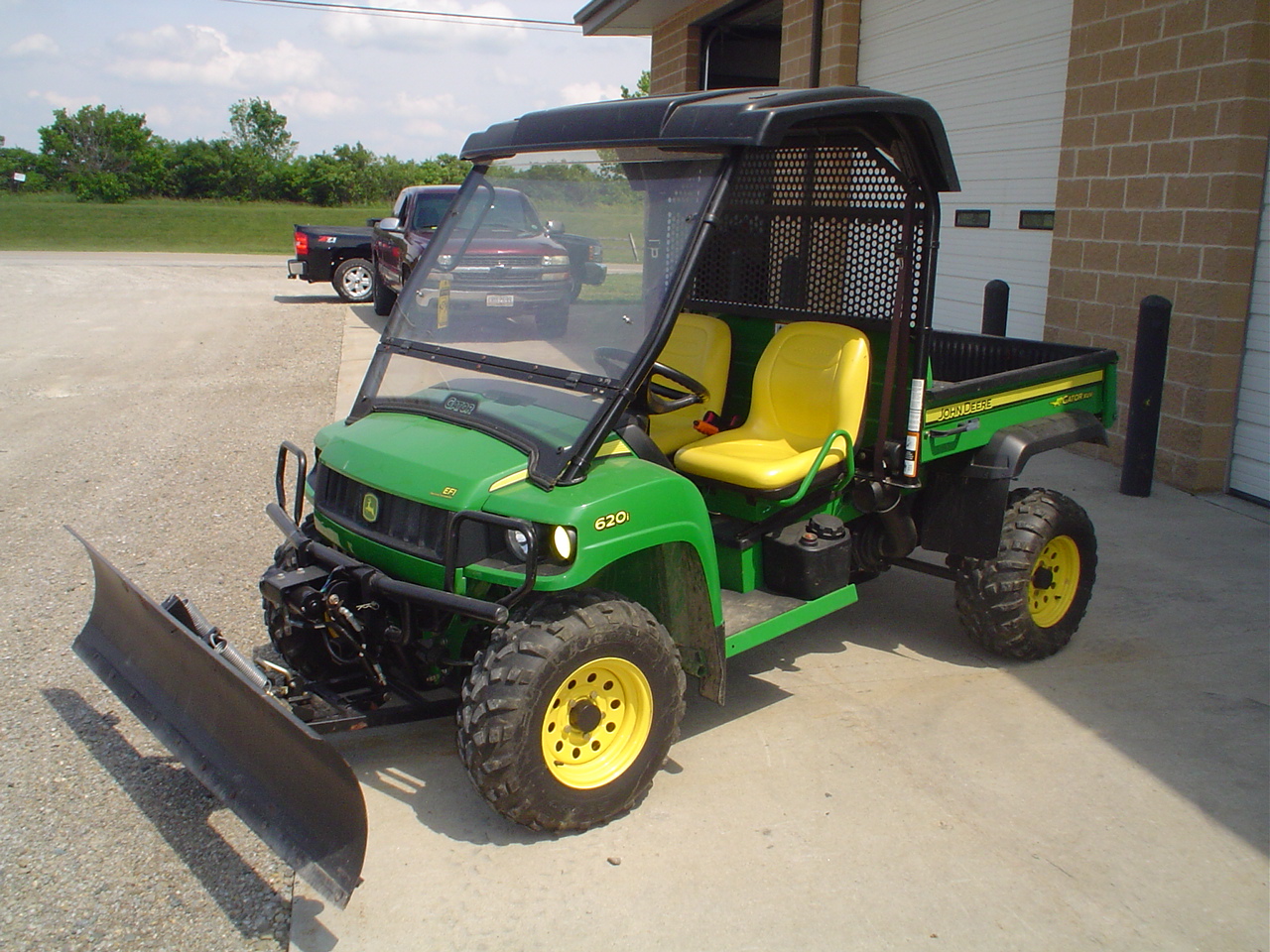 JOHN DEERE XUV 6251 GATOR W/SNOW PLOW & WINDSHIELD, 4X4, 192 HRS