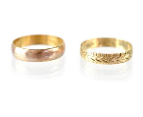 Two 9ct gold band rings to include one with repeating arrow pattern, both size O, combined approx 3.5g.