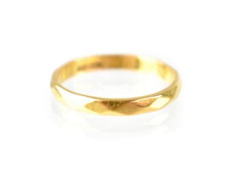 A 22ct gold band ring decorated with a raised hexagon pattern, size O, approx 2.8g.