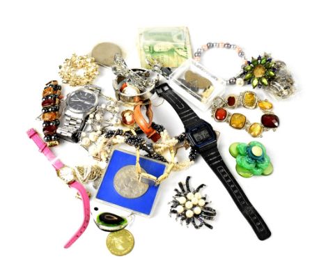 Various items of costume jewellery to include rings, necklaces and brooches, some gold items, also a vintage Casio watch, coi