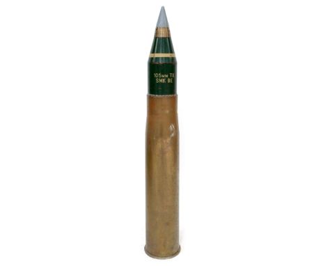 A 105mm brass artillery shell case with 105mm 'TK SMK BE' projectile with mechanical timer, case 1980, length 61cm. CONDITION