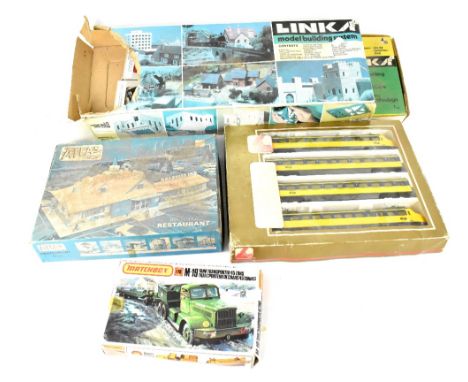 A quantity of model railway related items to include a DJH Kits Ltd OO gauge Southern Railway B.R.S.15 4-6-0 tender and chass