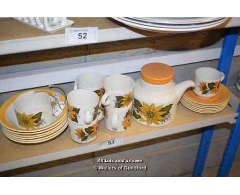 *SHELF OF PORCELAIN WARE AND COLLECTABLES