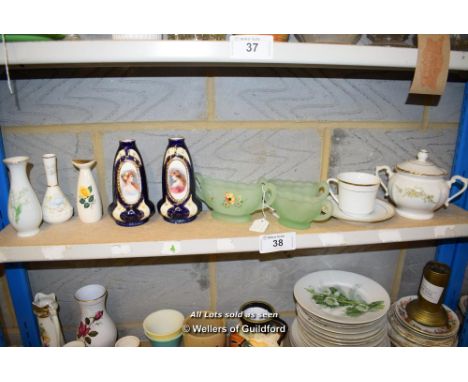 *SHELF OF GLASSWARE, PORCELAIN WARE AND COLLECTABLES