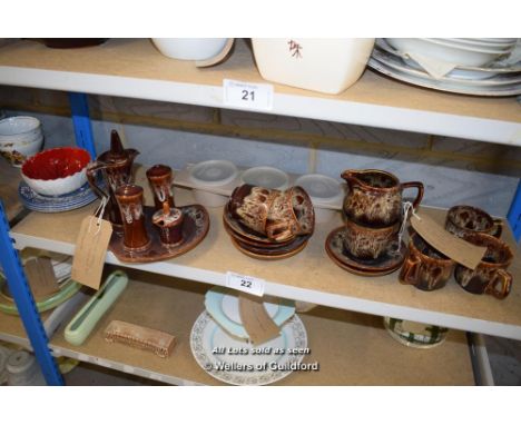 *SHELF OF PORCELAIN WARE AND COLLECTABLES