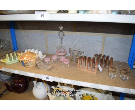 *SHELF OF GLASSWARE, PORCELAIN WARE AND COLLECTABLES