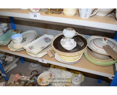 *SHELF OF PORCELAIN WARE AND COLLECTABLES