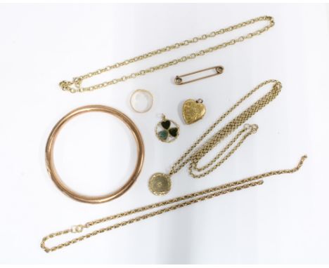 9ct gold jewellery to include three chain necklaces, (one a/f), a circular pendant, pin brooch, wedding band, clover pendant,