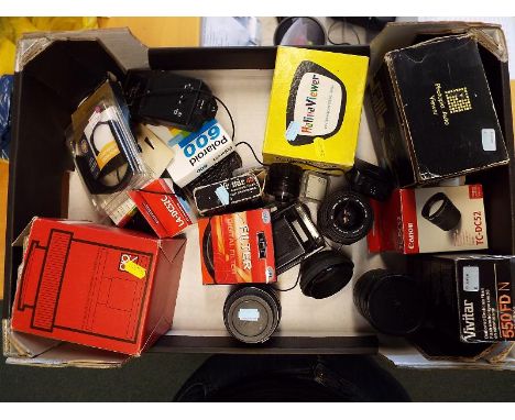 A good collection of vintage camera equipment to include a Vivitar 550 FDN flash, a Sigma 28-200 millimetre D lens, a Sigma 7