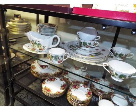 A collection of approx 31 pieces of ceramic tableware by Coalport decorated in the Strawberry pattern (qty)
