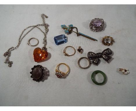 A small mixed lot of jewellery to include a gold ring, silver brooch, loose stones, a jade ring and other