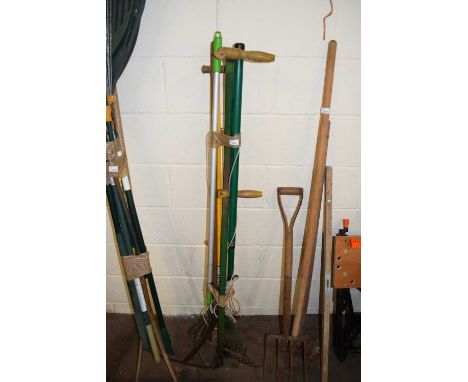 QUANTITY OF GARDEN TOOLS TO INCLUDE RAKES, POLE SAWS ETC