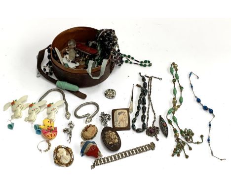 A mixed lot to include costume jewellery, Murano glass beads, Chinese enamel white metal brooch set with coral cabochon, Czec