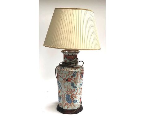 An oriental ceramic table lamp in Imari pattern, pleated shade, wooden base, height to top of the shade 83cm 