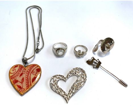 A small lot of jewellery to include silver rings, white metal stick pin with lion terminal, silver chain with heart pendant a