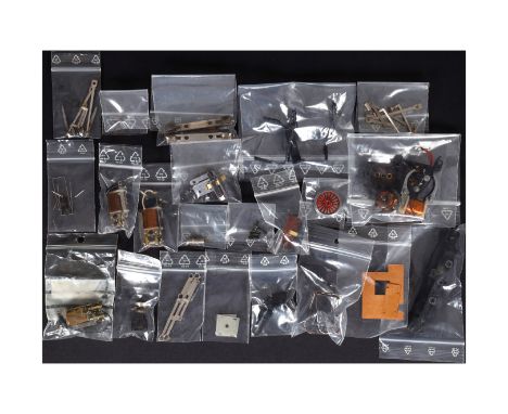 Konv. mit versch. Ersatzteilen, Spur H0, tw original und Ritter, darunter Motorenteile, Gestänge, Schleifer, Antriebe, Kupplu
