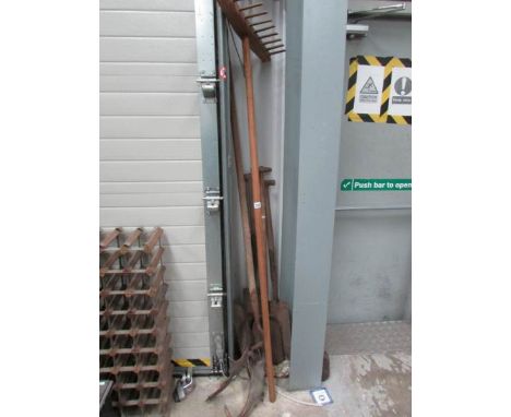 A quantity of garden tools