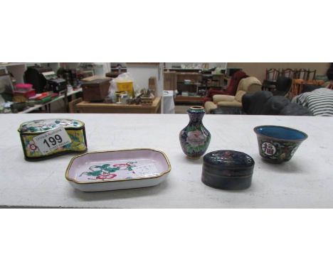 A small enamel slide box and 4 other enamel and cloissonne pieces