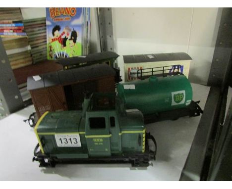 A model engine and 4 carriages etc