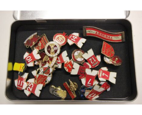 Collection of Arsenal badges including many vintage examples featuring 1971, Supporters Club pin, Invincible team player shir