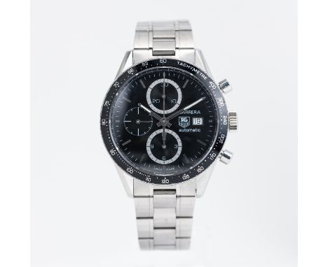 The case measures 40.5mm made in Stainless steel with black fixed bezel with tachymeter reading. The dial is gloss black with