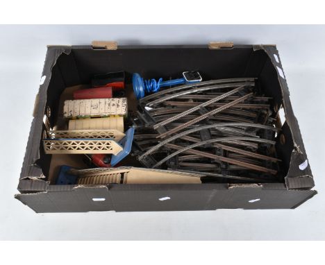 A QUANTITY OF UNBOXED AND ASSORTED O GAUGE FRENCH HORNBY MODEL RAILWAY ITEMS, to include clockwork 0-4-0 locomotive and tende