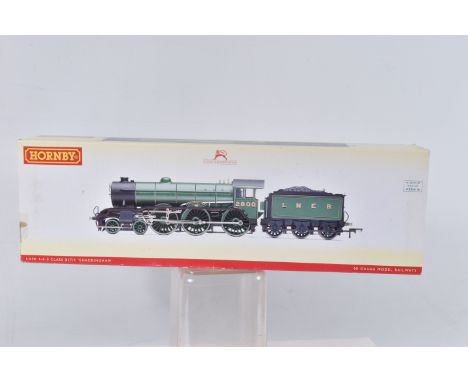 A BOXED HORNBY OO GAUGE MODEL RAILWAY LOCOMOTIVE, LNER 4-6-0 Class B17, 'Sandringham' No. 2800, no. R2920, in new condition w