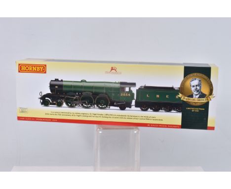 A BOXED HORNBY OO GAUGE MODEL RAILWAY LOCOMOTIVE, LNER Class AI, 'Woolwinder' No. 2554 Limited Edition of 850, no. R3439, in 