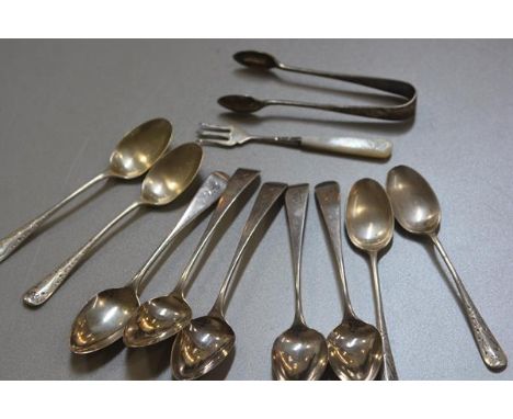 A set of four London Old English pattern teaspoons, for Thomas Wallis and Jonathan Hayne, London 1913 and an odd London silve