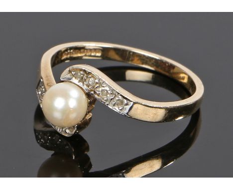 9 carat gold pearl set ring, with a raised pearl to the head, ring size N