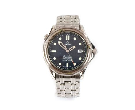 Omega Seamaster Professional Chronometer 300m/ 1000ft gentleman's wristwatch, the signed wave effect dial with baton and roun