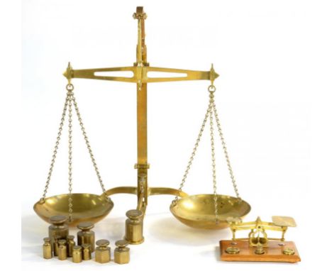A SET OF BRASS BEAM SCALES BY I. M. ATTWOOD, CLASS EIGHT WITH BRASS PANS, 56CM H, A QUANTITY OF BRASS WEIGHTS AND A BRASS POS