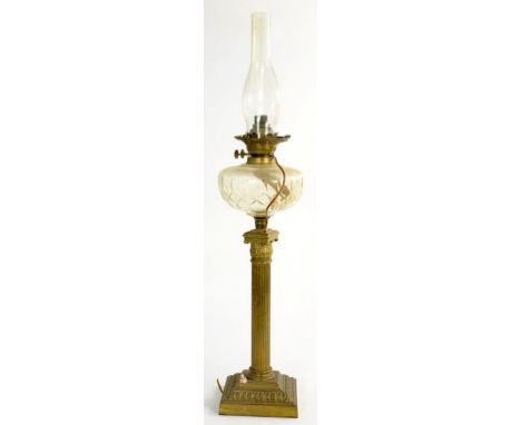 AN EDWARDIAN BRASS CORINTHIAN COLUMN OIL LAMP WITH CUT GLASS FOUNT AND BRASS BURNER, 58CM H, DRILLED FOR ELECTRICITY