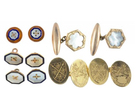 A SET OF FOUR GOLD AND BLUE ENAMEL AND MOTHER OF PEARL 'STITCH' DRESS BUTTONS AND A PAIR OF STUDS, EARLY 20TH C, BUTTONS 13MM