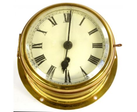 A BRASS SHIPS BULKHEAD TIMEPIECE WITH ENAMEL DIAL AND BEVELLED GLASS INSET DOOR, WALL PLATE 21CM D, EARLY 20TH C 