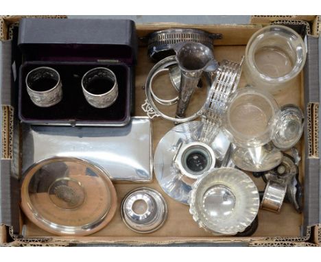 MISCELLANEOUS SILVER ARTICLES, TO INCLUDE A CIGARETTE BOX, CEDAR LINED, ELIZABETH II COMMEMORATIVE DISH, CAPSTAN INKWELL, CAS