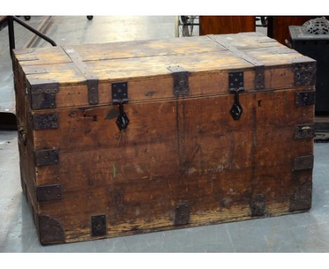 AN IRON BOUND PINE CABIN TRUNK, EARLY 20TH C, ZINC LINED, 99CM W