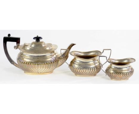 A GEORGE V SILVER THREE PIECE TEA SERVICE, TEAPOT 12CM H, CHESTER 1918, 20OZS