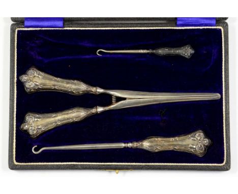 A SET OF GEORGE V SILVER HAFTED BUTTON HOOKS AND GLOVE STRETCHERS, BIRMINGHAM 1910, CASED