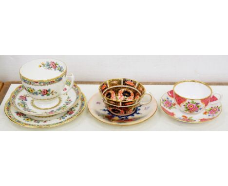 A ROYAL CROWN DERBY IMARI PATTERN TEACUP, A HADLEY'S WORCESTER SAUCER PAINTED WITH FLOWERS, A ROYAL WORCESTER 'WORCESTER FLOW