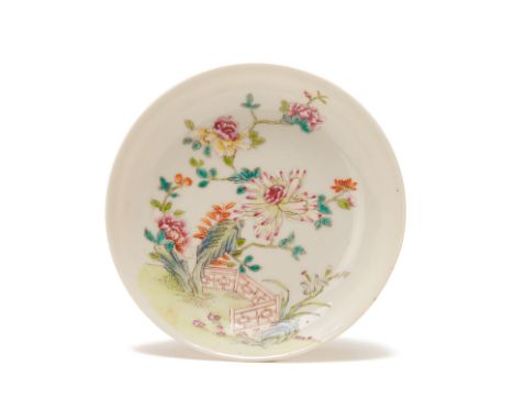 A SMALL FAMILLE ROSE PORCELAIN PLATE With chrysanthemum painted decoration, six character Xuantong mark to the base 14cm diam
