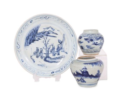 A GROUP OF THREE BLUE AND WHITE WARES
Squat form with rounded shoulders and short neck, decorated in continuous scene with di