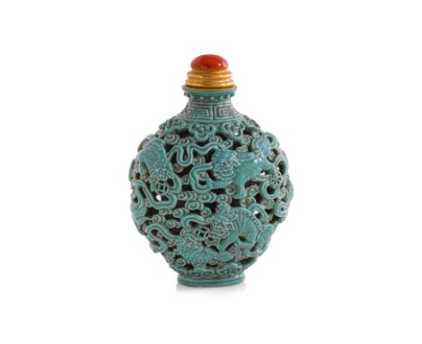 A TURQUOISE GLAZED RETICULATED PORCELAIN SNUFF BOTTLE
Ovoid form with everted neck, pierced exterior body decorated in eight 