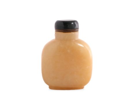 A YELLOW HARDSTONE SNUFF BOTTLE
Rounded rectangular form bottle in soft and even caramel tone, raised slightly recessed foot,
