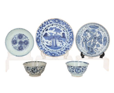A GROUP OF FIVE BLUE AND WHITE WARES
Late Ming-Qing dynasty, a lotus decorated dish with single character mark to base, two b