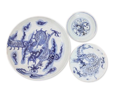 A GROUP OF THREE BLUE AND WHITE DISHES
Ming dynasty and later, a large circular dish decorated with dragon flying through clo